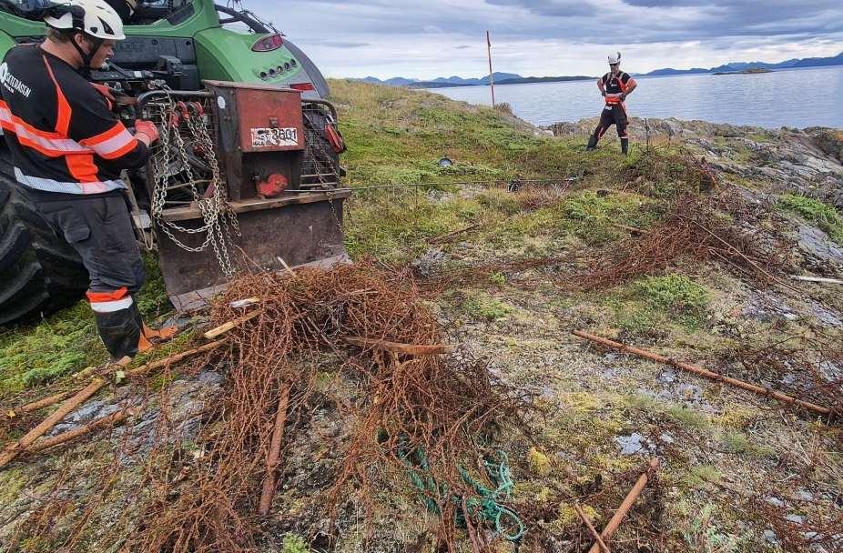 Tonnevis piggtråd og jernskrap fjernet