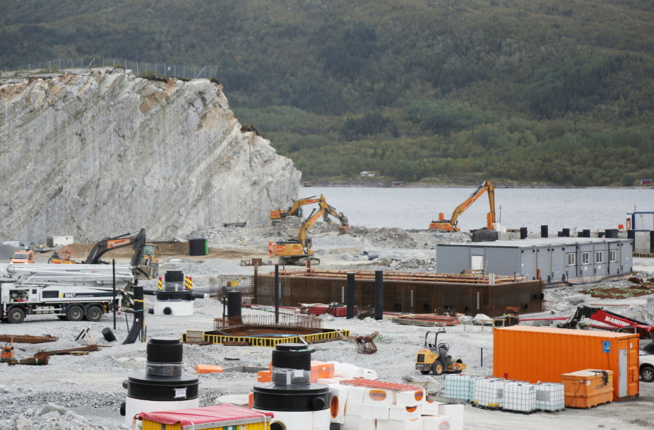 Bygger verdens største landbaserte gjennomstrømmingsanlegg for laks
