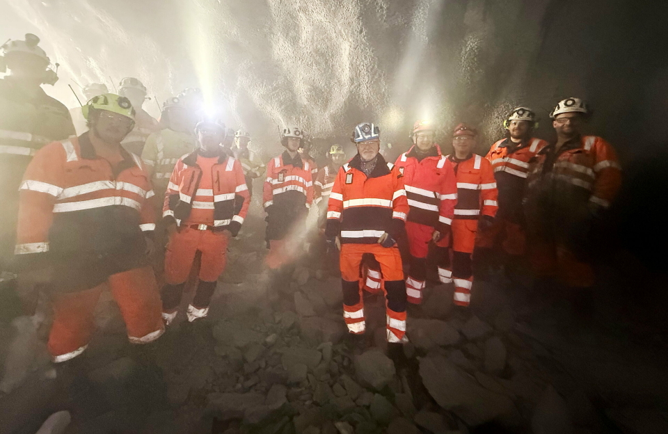 TUNNELSTEMNING: En fornøyd gjeng jubler for gjennomslag i Gullbergtunnelen. Foran i midten er prosjektdirektør i Skanska, Are Eilassen. Til høyre for han står prosjektsjef i Statens vegvesen, Reidar Johansen sammen med Varaordfører i Harstad, Espen Ludviksen (Sp). Foto: Anita Arntzen, kommunikasjonsansvarlig, OPS Hålogalandsvegen / Skanska Norge AS