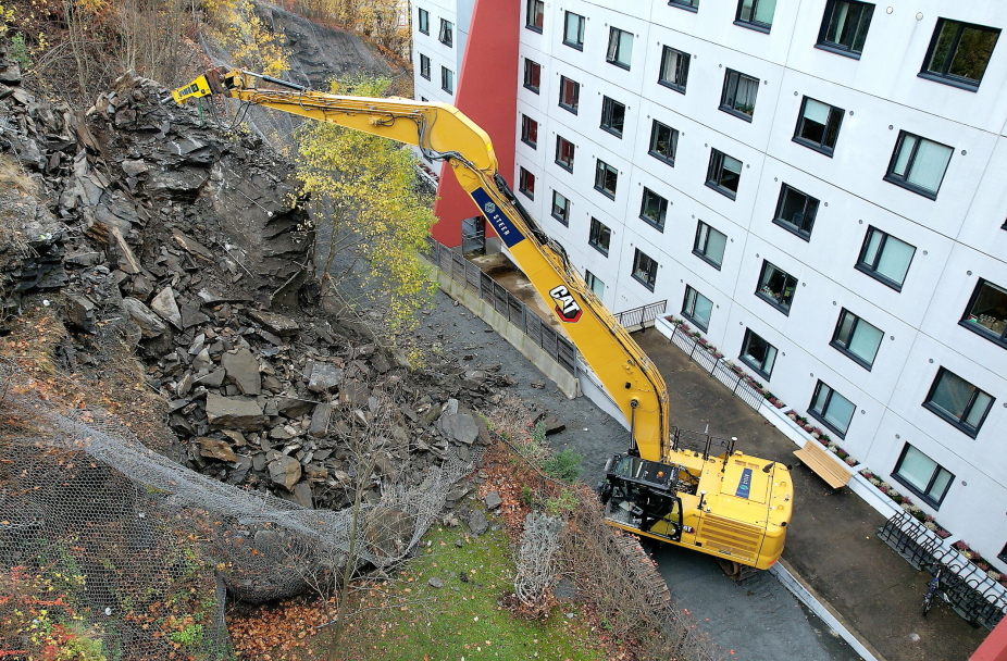 Fjernstyrte gravere tar ned rasstein