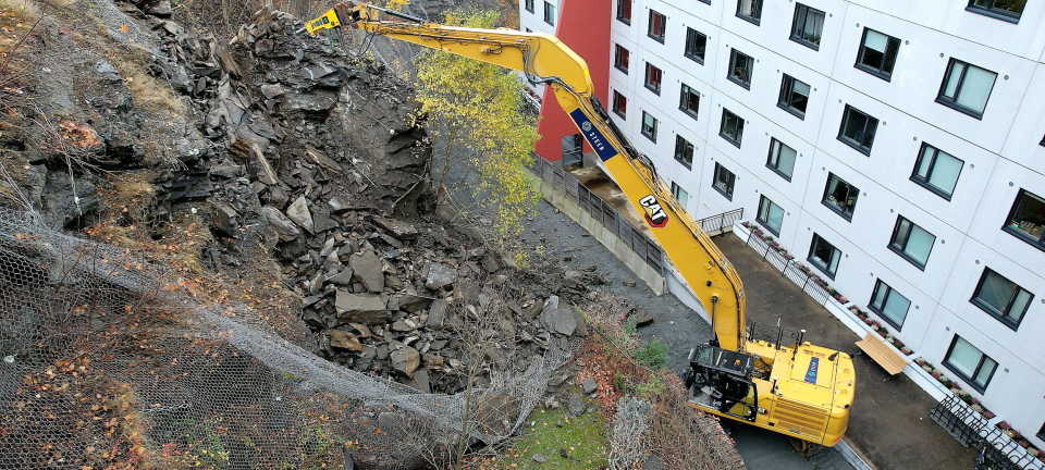 Fjernstyrte gravere tar ned rasstein