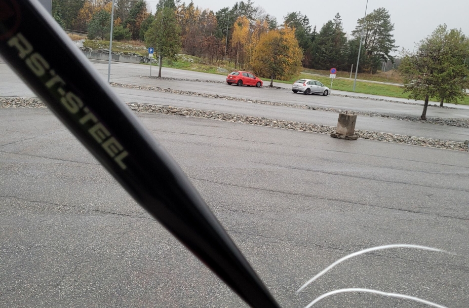 Kom inn med balltre i ruta