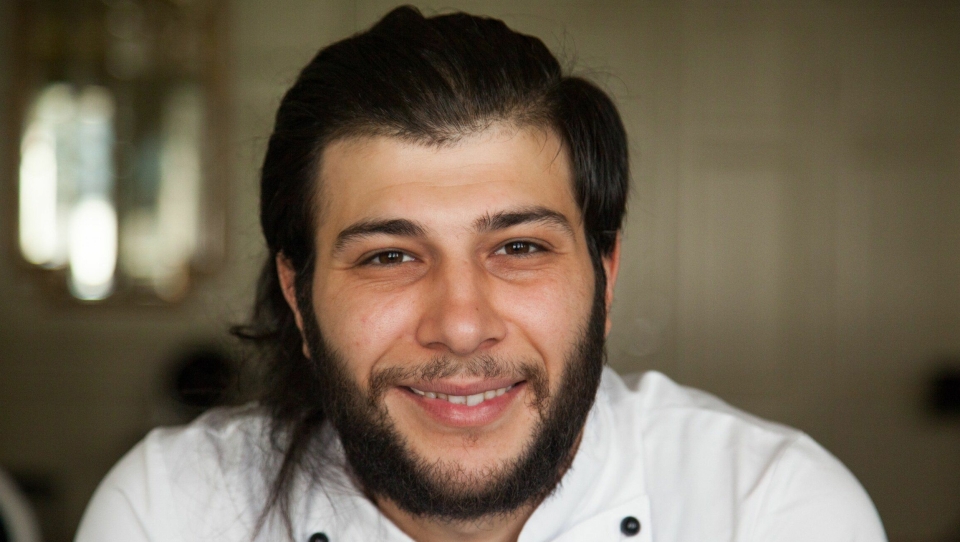 SMILER ALLTID: Hamza Omar Abdul er en smilende servitør på Clarion Hotel Ernst.