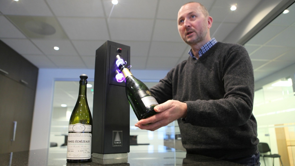 POPULÆRT: Øyvind Tveit i Vinconsult demonstrerer vinpreserveringssystem «LeVerredeVin». På 5 sekunder er flasken preservert, og vinen holder seg frisk i 3 uker.