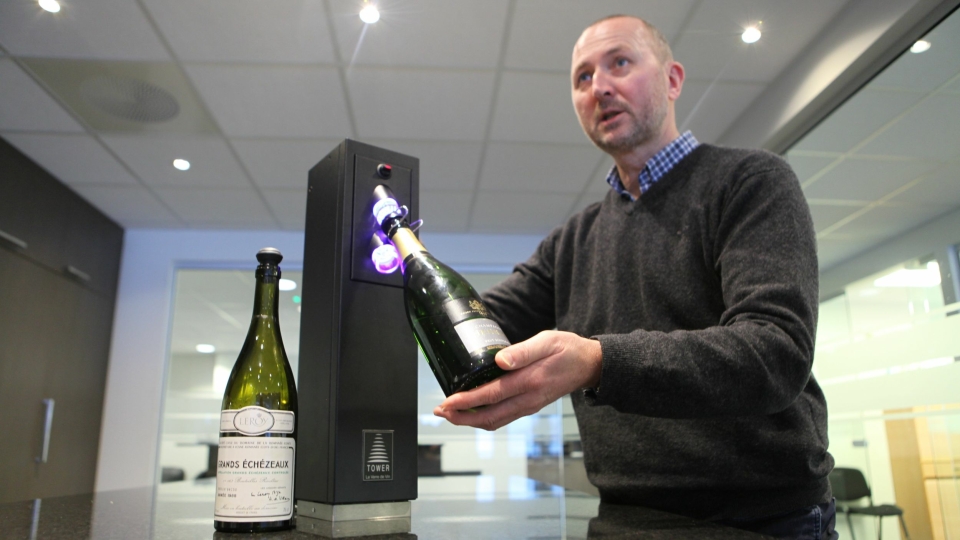 POPULÆRT: Øyvind Tveit i Vinconsult demonstrerer vinpreserveringssystem «Le Verre de Vin». På 5 sekunder er flasken preservert, og vinen holder seg frisk i 3 uker.