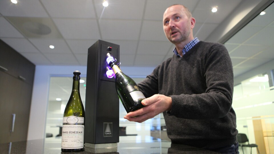 POPULÆRT: Øyvind Tveit i Vinconsult demonstrerer vinpreserveringssystem «Le Verre de Vin». På 5 sekunder er flasken preservert, og vinen holder seg frisk i 3 uker. POPULÆRT: Øyvind Tveit i Vinconsult demonstrerer vinpreserveringssystem «Le Verre de Vin». På 5 sekunder er flasken preservert, og vinen holder seg frisk i 3 uker.
