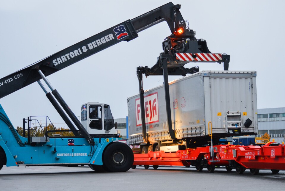 TUNGE TAK: Det er Sartori & Berger, Color Lines agent i Kiel, som sørger for omlastingen. TUNGE TAK: Det er Sartori & Berger, Color Lines agent i Kiel, som sørger for omlastingen.