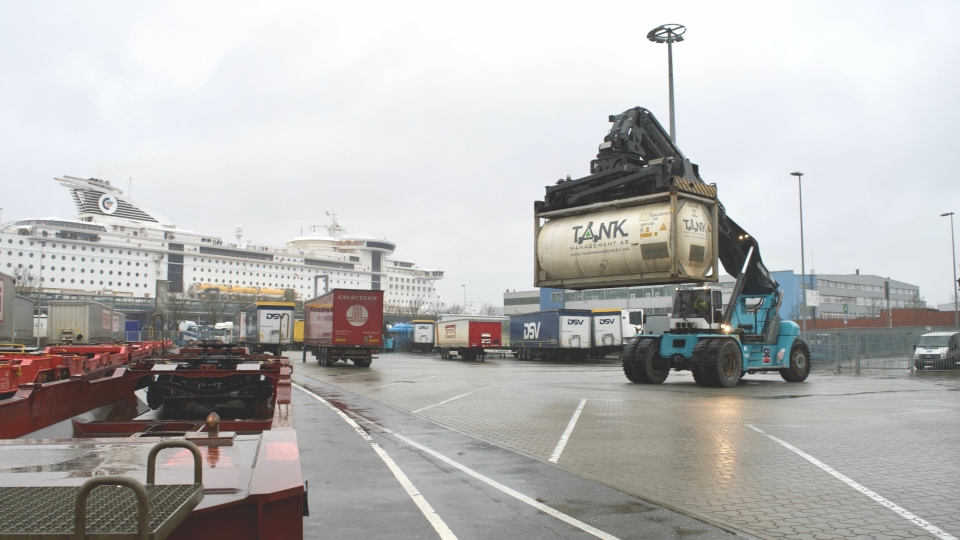 FRA VEI TIL SJØ: Flere tran­sport- og logistikkaktører velger å flytte last fra overfylte veier, til sjø. I Kiel kommer godstoget med containere og løstraller inn på Color Lines Terminal, noen meter fra der skipet lastes og losses.