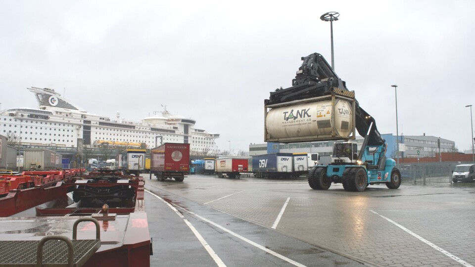 FRA VEI TIL SJØ: Flere transport- og logistikkaktører velger å flytte last fra overfylte veier, til sjø. I Kiel kommer godstoget med containere og løstraller inn på Color Lines Terminal, noen meter fra der skipet lastes og losses. FRA VEI TIL SJØ: Flere transport- og logistikkaktører velger å flytte last fra overfylte veier, til sjø. I Kiel kommer godstoget med containere og løstraller inn på Color Lines Terminal, noen meter fra der skipet lastes og losses.