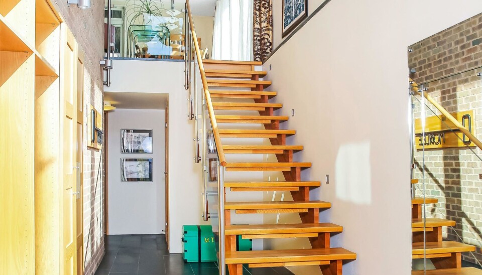 ENTRÉ: Den solide trappen gir et majestetisk og delikat forsteinntrykk. ENTRÉ: Den solide trappen gir et majestetisk og delikat forsteinntrykk.