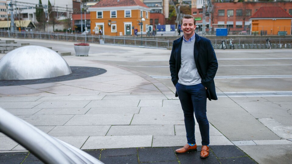 Thomas Sørlie er nyutdannet, men ingen nykommer. Med seg inn i rollen som eiendomsmeglerfullmektig har han allerede et par års erfaring som trainee hos PrivatMegleren. Som vaskekte Sofiemyr-mann mangler det heller ingenting på lokalkunnskapen. Thomas Sørlie er nyutdannet, men ingen nykommer. Med seg inn i rollen som eiendomsmeglerfullmektig har han allerede et par års erfaring som trainee hos PrivatMegleren. Som vaskekte Sofiemyr-mann mangler det heller ingenting på lokalkunnskapen.