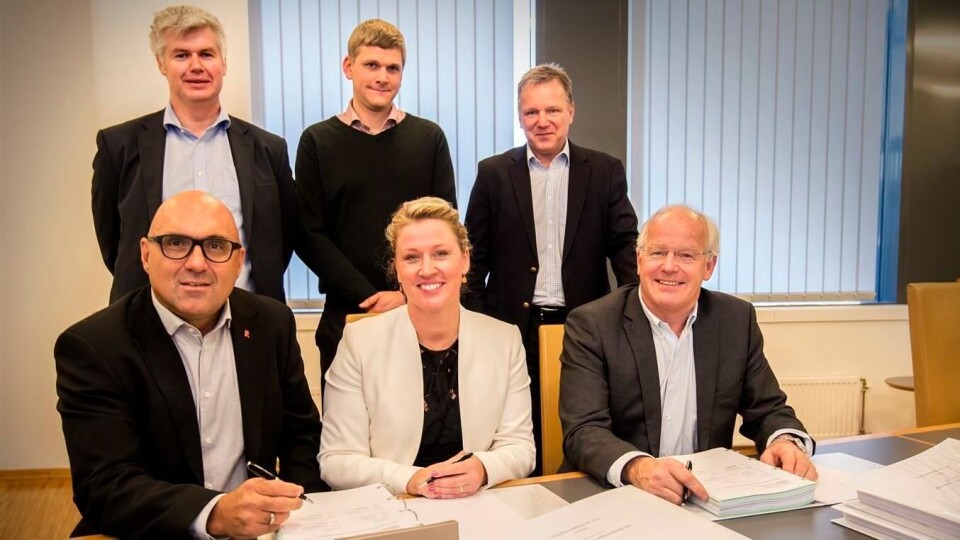 Tom Nysted (t.h.) signerte torsdag 21. desember kontrakt på byggentreprisen sammen med Implenias Tone H. Bachke (i midten) og Risas Trond V. Tvedt (t.v.).Bak fra venstre: Kjell Norvald Skjølingstad (Risa), John Magnus Lello (Implenia) og Jan Tønnessen (Agder Energi). Foto: Implenia/Risa