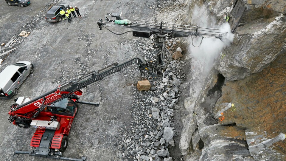 I HØYDEN: Magni-teleskoptrucken med boretårn og HC50-hammer i aksjon med sikring av Rema 1000-tomten på Vinterbro i Akershus. Foto: Klaus Eriksen