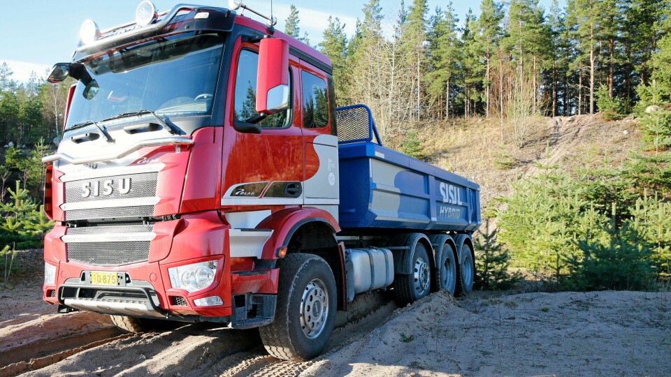 Sisu har tenkt annerledes; det er superkapasitorer i stedet for batterier på den nye hybride lastebilen. Foto: Torbjørn Eriksen