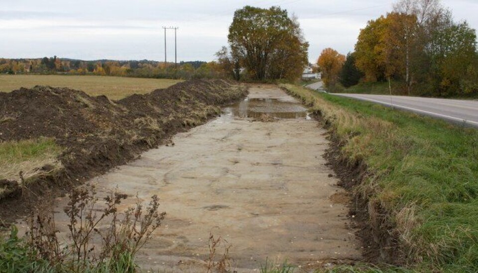 Sjakting langs fylkesvei (riksvei) 171 i forbindelse med arkeologiske utgravinger som ble utført (i 2008) under reguleringen av gang- og sykkelveien. Foto: Akershus fylkeskommune