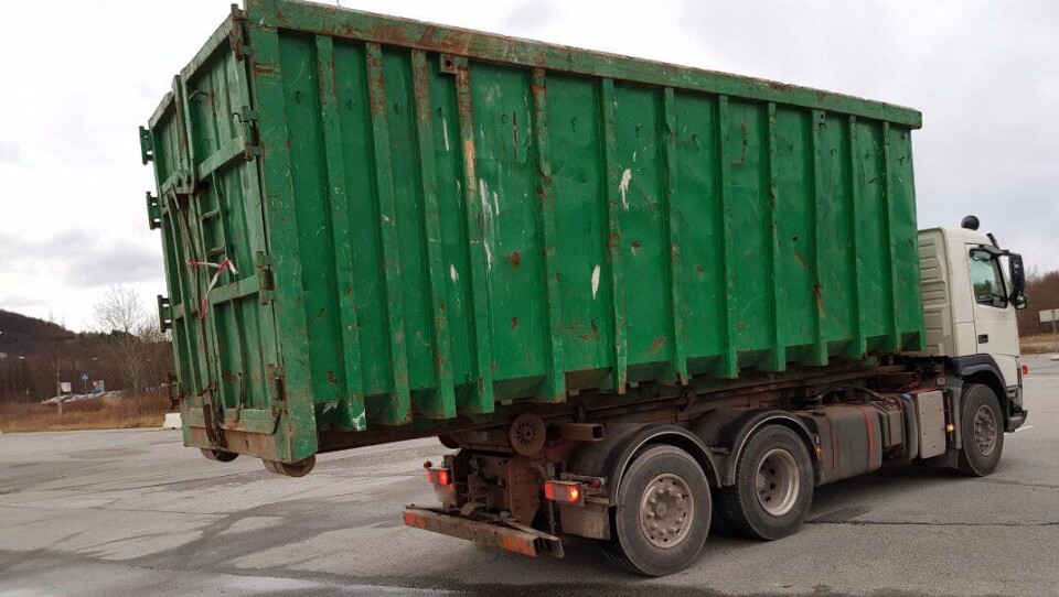 Det er ikke uvanlig med overheng over tillatt lengde når Statens vegvesen holder tungbilkontroller, men dette eksempelet som ble stoppet 3. januar i Stavanger var over gjennomsnittet; 190 cm overhenge, maks. tillatt er 40 cm. Foto: Statens vegvesen
