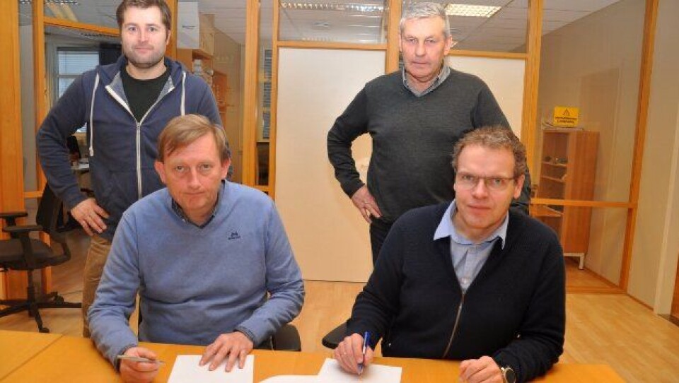 T. E. Kjersem og Oddgeir Anundsen (t.v) og J. H. Egeland og H. Thorsby i Statens vegvesen. Foto: Kjell Wold