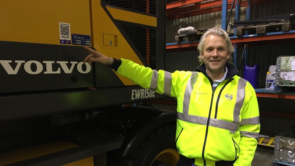 Gunnar Thorud, adm. direktør i Volvo Maskin AS, med en av de første Volvo-maskinene med kjennemerker. Foto: MGF