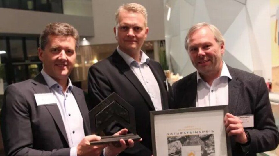 Styreleder Henrik Bager (midten) delte ut Norsk Bergindustris natursteinspris for 2017 til Avinor under foreningens høstmøte. Avinor var representert ved avdelingssjef bygg og anlegg, Terje Bråten og Henning Bråtebæk, Director of airport service.