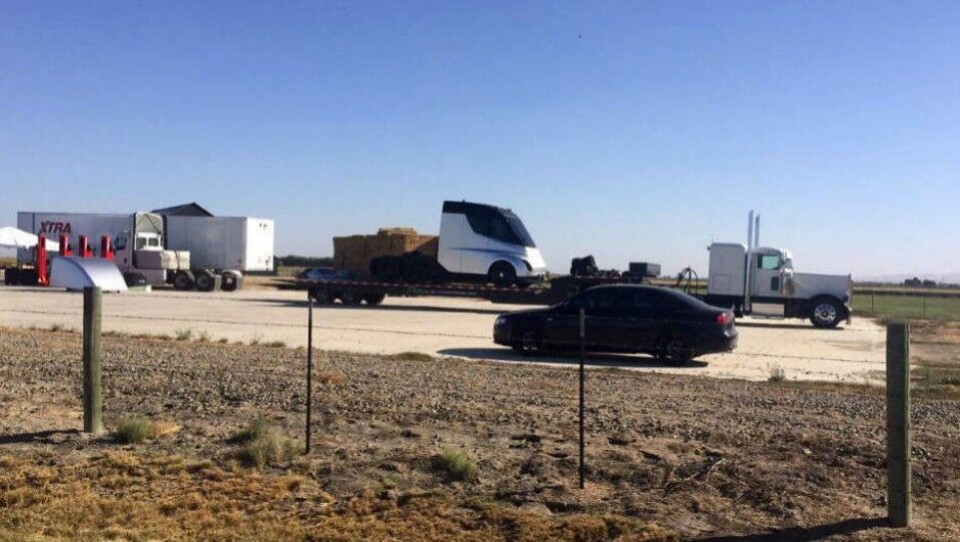 Dette bildet er delt på Reddit , og stammer angivelig fra Inyokern Airport, like nord for Teslas hovedkvarter i California.