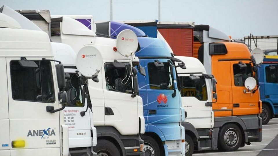 Ni land har signert på at de vil slå mer ned på sosiale dumping-problemer, som blant annet kommer til uttrykk gjennom sjåfører som lever i bilen flere uker i strekk uten å ha mulighet til å komme seg vekk fra arbeidsplassen. Ilustrasjonsbilde av lastebiler på hvileplass.