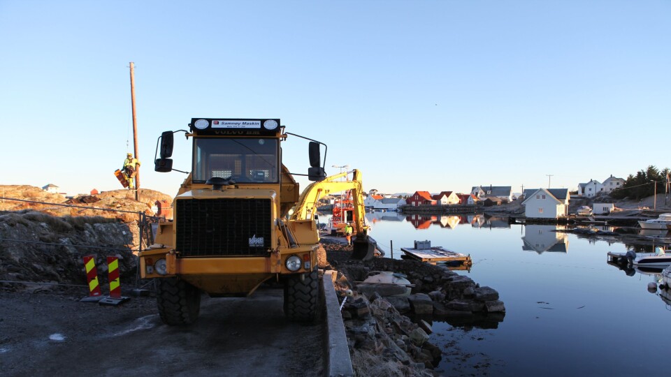 Maskinene på Fedje trenger ikke være nye, men dumperne må av hensyn til veinettet på øya være små. Her er en Volvo A20 i aksjon. Alle