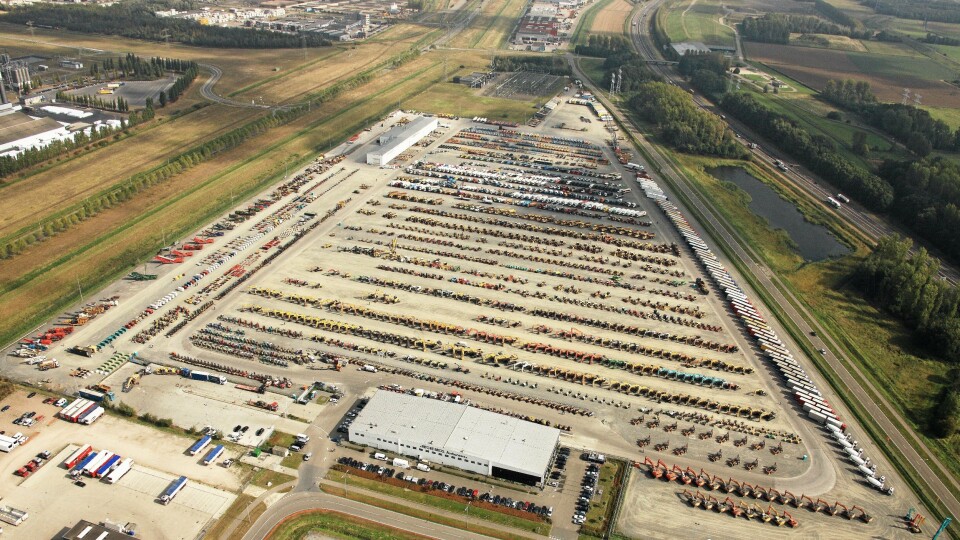 Ritchie Bros. Auctioneers satser nå for fullt på å selge maskiner på nett med oppkjøpet av nettauksjonsgiganten Iron Planet. Bilde fra Ritchie Bros' store oppstillingsplass i Nederland.