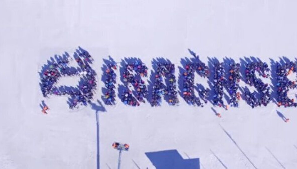 Bilde fra jubileumsvideoen «Vi gjør det» som ble filmet i løpet av helgen. Ansatte med følge danner logo og firmanavnet, filmet med drone. Se videoen lenge ned i saken. Bilde fra jubileumsvideoen «Vi gjør det» som ble filmet i løpet av helgen. Ansatte med følge danner logo og firmanavnet, filmet med drone. Se videoen lenge ned i saken.
