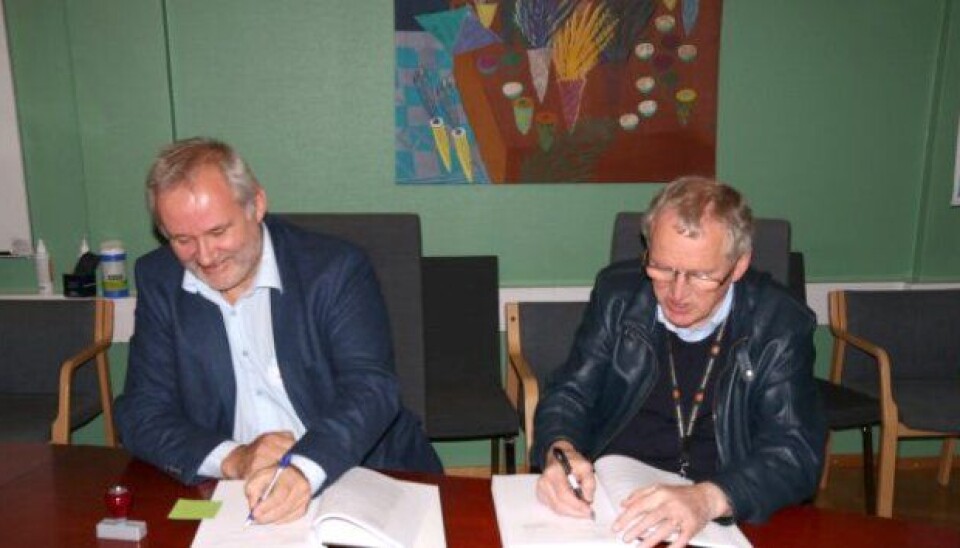Daglig leder Svein-Erik Løvli i Consto Anlegg Nord og regionvegsjef Torbjørn Naimak i Statens vegvesen signerte kontrakt.