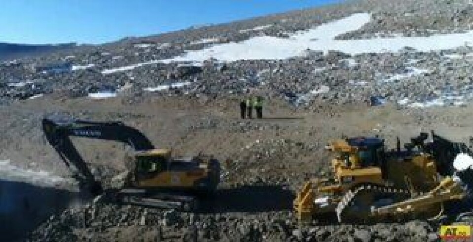Volvo beltegraver og Cat dozer i aksjon en finværsdag i sommersesongen ved Troll forskningsstasjon i Antarktis.