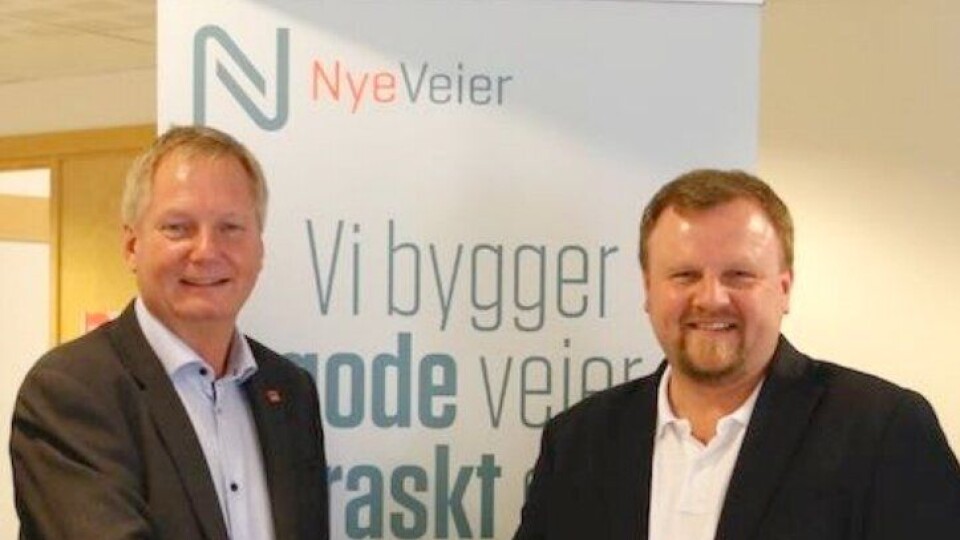 Administrerende direktør Dag Andresen i Veidekke Entreprenør og prosjektdirektør Øyvind Moshagen i Nye Veier signerte tirsdag 3. oktober kontrakt på bygging av E6 Arnkvern - Moelv.