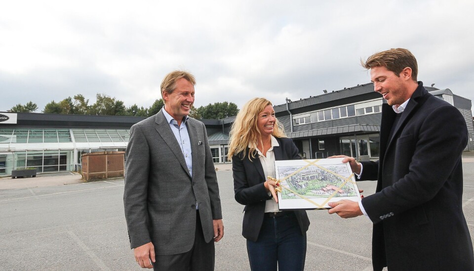 Midtveien 8, Moss: Fra venstre, adm dir Henning Hanevold i Peab Eiendomsutvikling, styreleder Trine Wahl i M8 Eiendom og markeds- og akkvisisjonsansvarlig Casper Mathiesen i Peab Eiendomsutvikling.