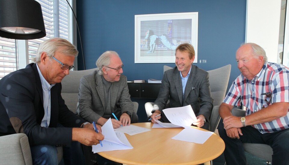 Kontraktssignering oppkjøp TVU: F.v. Roger Stein Nilsen (selger), Ole Johan Olsen (selger), Henning Hanevold (adm. direktør Peab Eiendomsutvikling) og Stein Jaran Fredriksen (selger).