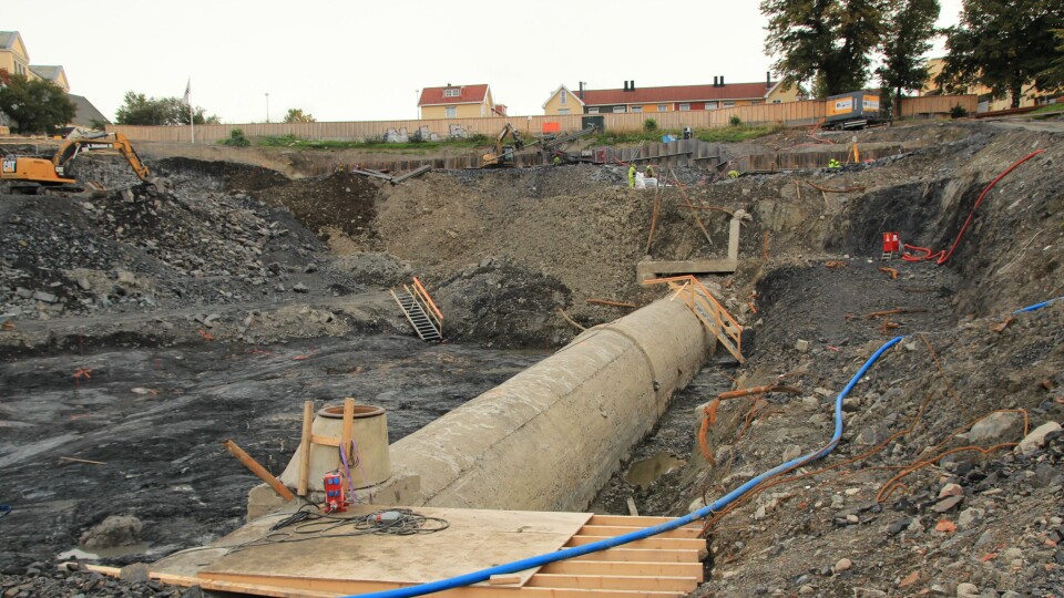 De kompliserte grunnarbeidene skyldes i hovedsak at Hovinbekken, som ledes i kulvert under det nordøstre hjørnet av hallen, ligger høyere enn antatt.
