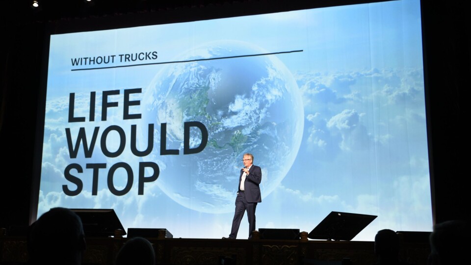 Uten lastebilen ville livet stoppe sa Martin Daum fra scenen i The Fox Theatre i Atlanta.