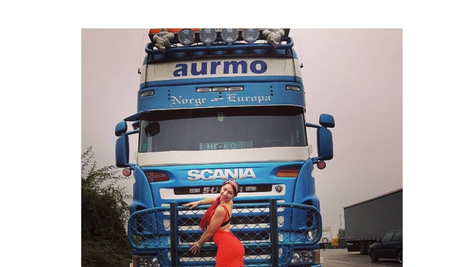 Poserer foran sovende sjåfører