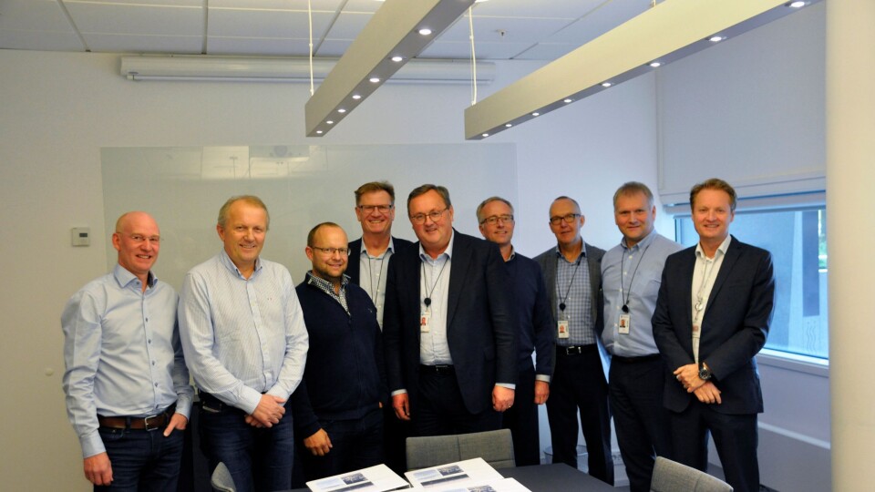 Kontraktsignering: F.v. Morten Moe, Ivar Roland og Johan Hansson fra Peab Anlegg, Haakon Alfstad, Steinar Bysveen, Jan Petter Birkeland, Torleif Sætrevik og Bjørn Solberg fra Statkraft og Eivind Torblaa fra Fosen Vind. Kontraktsignering: F.v. Morten Moe, Ivar Roland og Johan Hansson fra Peab Anlegg, Haakon Alfstad, Steinar Bysveen, Jan Petter Birkeland, Torleif Sætrevik og Bjørn Solberg fra Statkraft og Eivind Torblaa fra Fosen Vind.