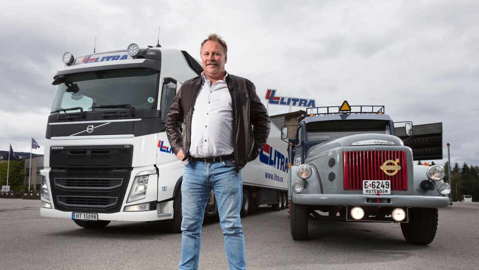 Vegard Narmo er konserndirektør i Litra AS, et av Norges største transportselskap, som nå kan markere 100 års virksomhet. På bildet er også en veteranbil, en Volvo L 495 Turbo og en Volvo FH. Mellom dem er det 50 års transporthistorie.