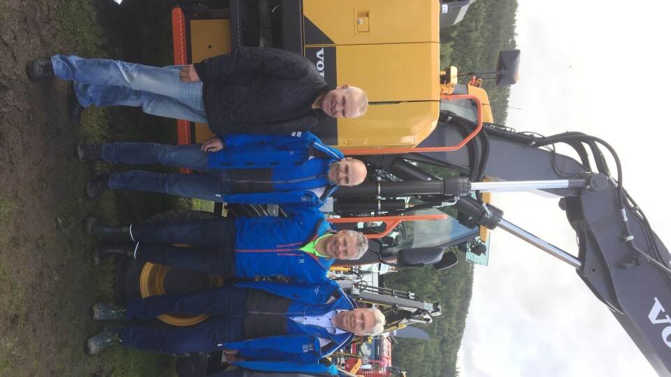 Handelen ble markert på Dyrsku’n. Fra venstre Tom Wigdal (Hæhre & Isachsen), David Kristianslund (Volvo Maskin), Frank Ole Sørensen (Hæhre & Isachsen Maskinutleie AS), Jon Ølstad (Volvo Maskin) og Roger Kjenås (Isachsen Maskin).