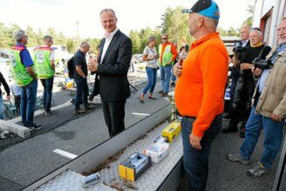 Solvik-Olsen fikk et skikkelig tilskudd til samlingen sin av små lastebil- og maskinmodeller av MEF Østfold-styremedlem, Per Brynildsen.