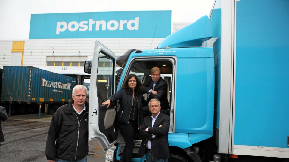 Eieren av denne lastebilen, en Renault Midlum Euro V, får en ekstraregning på tusenvis av kroner for å kjøre i Oslo fra 2017 på grunn av den nye lavutslippssonen i kommunen. Fra venstre: Harry Nilsen (medlem av forbundsstyret i NLF og daglig leder i Sørum Transport), Nina Solli (regiondirektør i NHO Oslo og Akershus) og J. Kristian Bjerke (regionsjef i NLF Region I Oslo/Akershus og Østfold). Bak: Ole Andreas Hagen (Kommunikasjons- og markedsdirektør i Postnord AS).