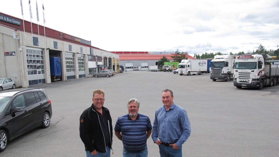 På parkeringsplassen bak arrangementskomitéen for Rudshøgdadagen 2017 vil det 29. september bli fylt opp av stands og aktiviteter. F.v. Leiv Peter Blakstad, distriktssjef for Maskin-Entreprenørens Forbund i Hedmark og Oppland, Svein Slåen, daglig leder i Mjøs-produkter AS, og Dino Borolien, daglig leder i MAN Truck & Bus AS avd. Rudshøgda