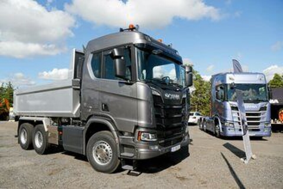SNIKTITT: Scania har vært rundt og vist frem den nye bilen på flere arrangement. Den sto utstilt på MEFs anleggsdager i Våler i forrige uke med den nye offroadfronten.