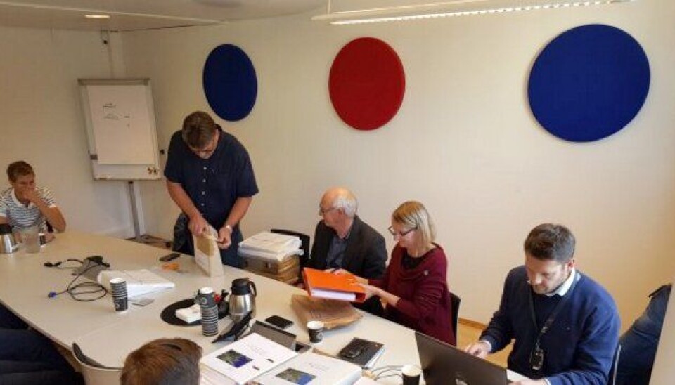 Tilbudsåpning: Byggeleder Olaf Rovik (stående) åpner innsendte tilbud. Knut Sundet, daglig leder i Fosenvegene, og prosjektleder Hanne Louise Moe kontrollerer beløpene. Byggeleder Martin Engum (t.h.) fører protokollen. Flere entreprenører var også til stede på åpningen.