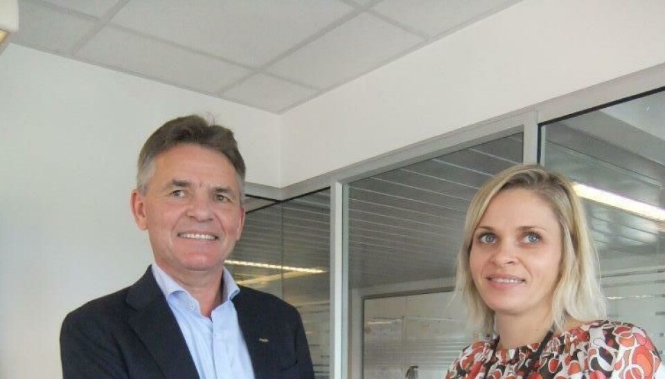Distriktssjef Henning Simonsen i NCC Infrastructure og ordfører Marie Bruarøy i Os kommune er klare for å starte opp arbeidet med kommunens nye avløpsrenseanlegg.