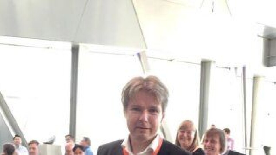 Terje F. Rønning med hedersbevisningen har mottok i Danmark for sin innsats for betongfag.