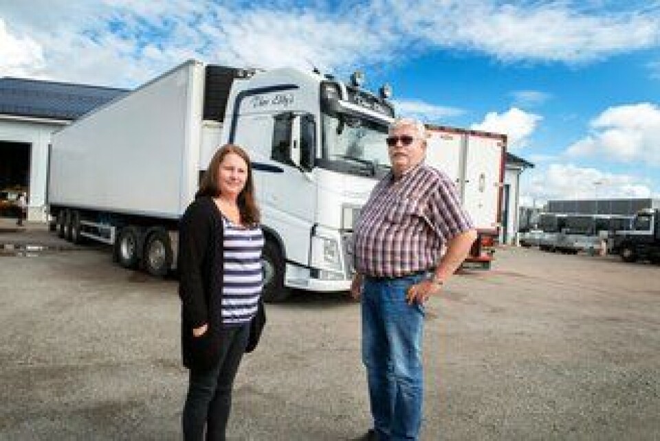 OVERSIKT: Anne-Lene Slettingdalen Kristiansen og Thor Eddy Hansen har gått igjennom alle turene de kjørte for PostNord fra 1.desember 2014. Det ga et avvik på 58.822 kilometer. Her sammen med datteren Anne-Lene Slettingdalen Kristiansen.