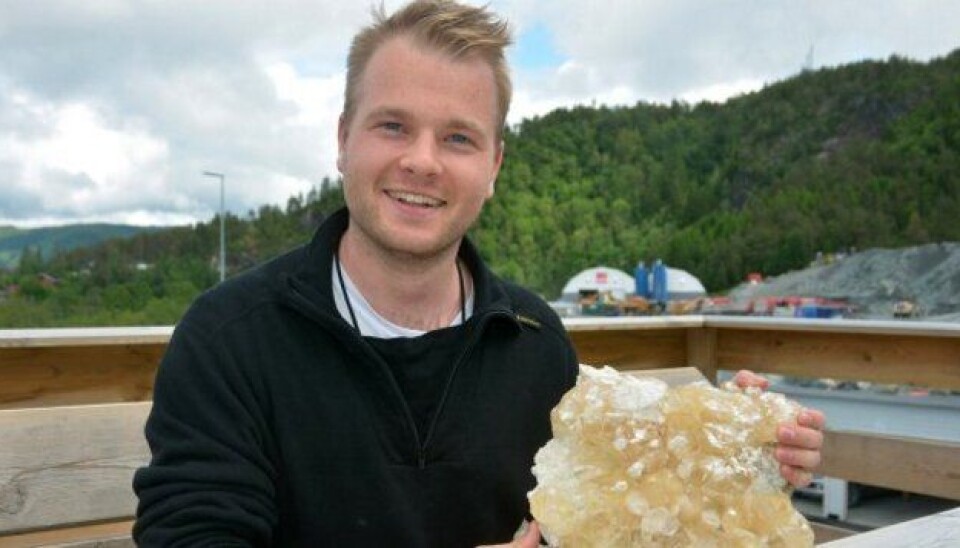 Kontrollingeniør Jens Anders Volden i Statens vegvesen fant denne kalkpartskrystallen under tunneldriving på E39 Svegatjørn–Rådal.