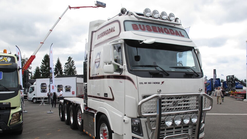 Busengdal Transport AS tar mange slags oppdrag innen transport, steinknusing og anleggsarbeider. Her er en av deres trekkvogner avbildet under Transportmessa på Gardermoen 5. september 2013. Busengdal Transport AS tar mange slags oppdrag innen transport, steinknusing og anleggsarbeider. Her er en av deres trekkvogner avbildet under Transportmessa på Gardermoen 5. september 2013.