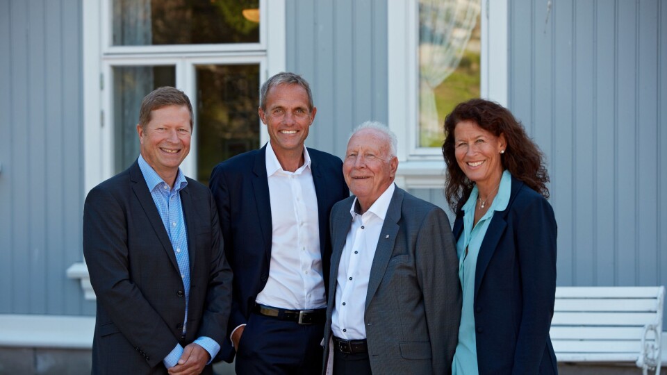 Regionsdirektør Terje Bernton og adm. direktør Marius Hayler i Bertel O. Steen Detalj AS med nåværende eiere av Lillehammer-Bil Kjell Åge Skyttermoen og Ingvild Skyttermoen.
